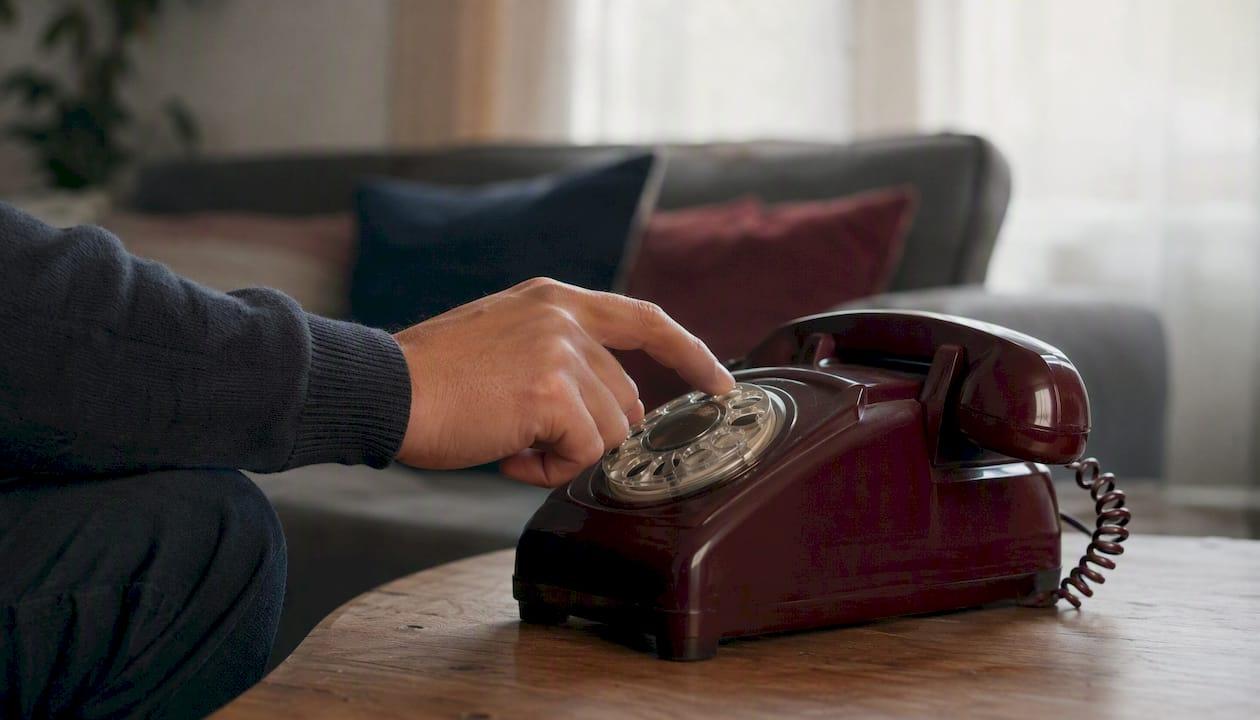 Met de hand een telefoonnummer intoetsen op het toetsenbord