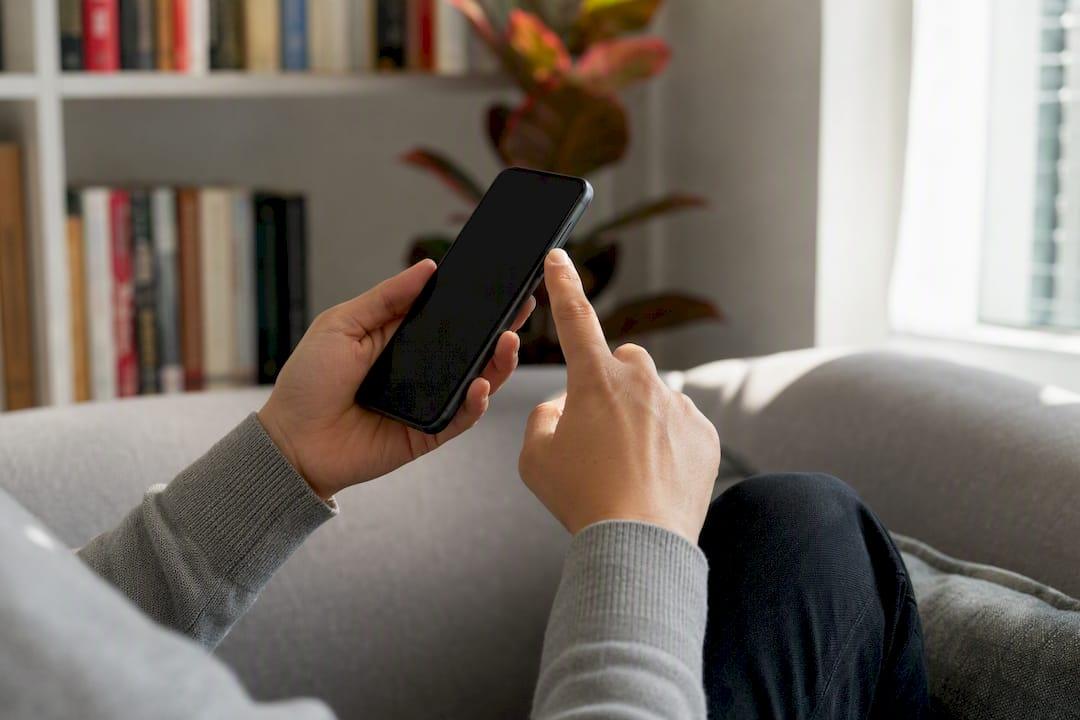 Hand die een afspraak op de smartphone bevestigt