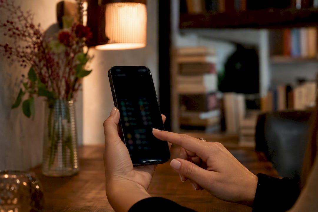Hand die een stemoptie op de telefoon kiest