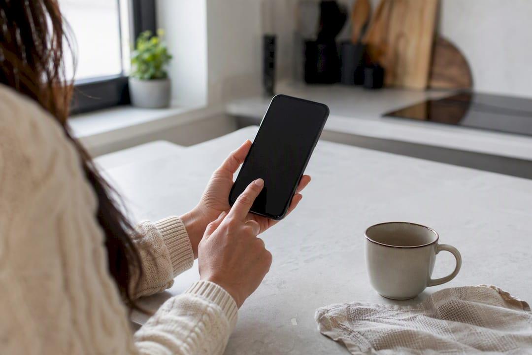 Hand die een smartphone gebruikt om een formulier in te vullen