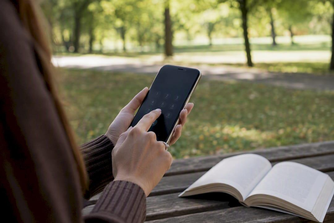 Met de hand een internationaal telefoonnummer intoetsen op je smartphone