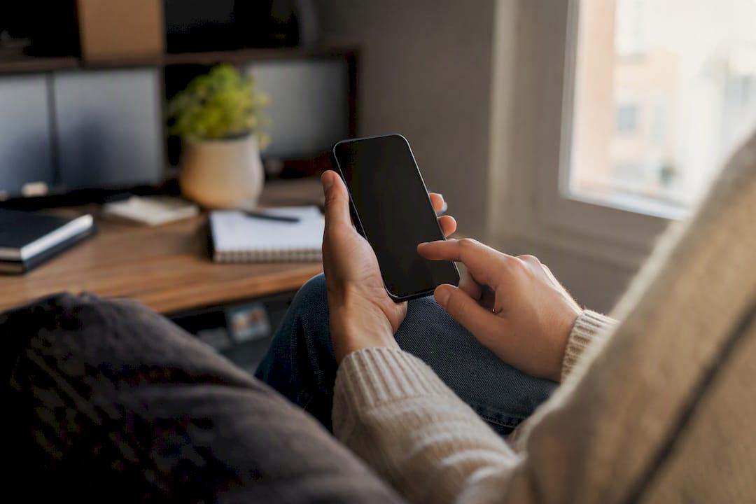 Hand die de privacy-instellingen op een smartphone aanpast